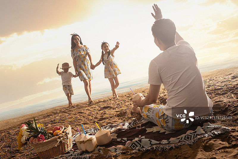 年轻母亲牵着孩子和丈夫打招呼图片素材