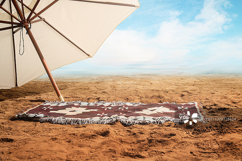 海滩上的遮阳伞和毯子图片素材
