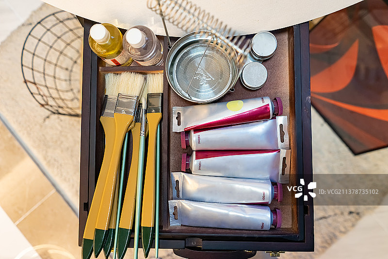 中国城市健康生活拍摄主题，住宅内部环境，室内的一个画板支架和画画用的颜料画笔，室内无人图像摄影图片素材