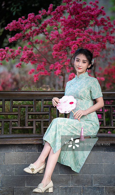 穿旗袍的女子坐在亭子里图片素材