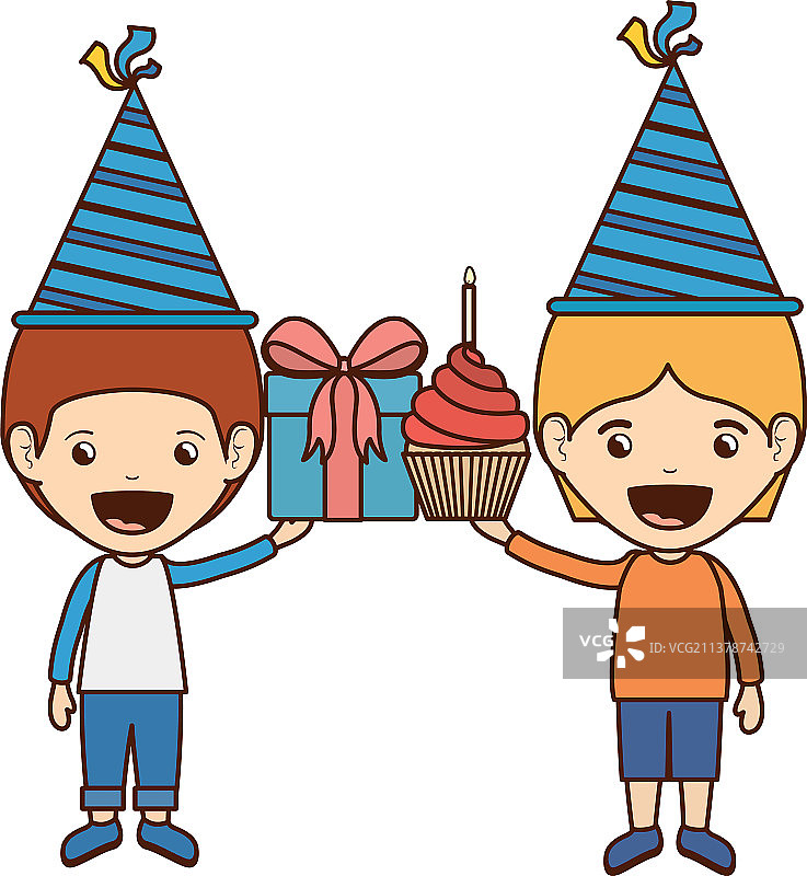 戴着派对帽的男孩在生日庆祝图片素材