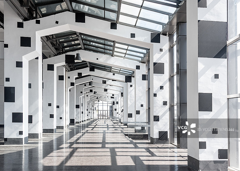 工业锈带变身生活秀带，黑白色方块和柱子构成的艺术展示空间，原来竟是渔民存放渔获的仓库图片素材