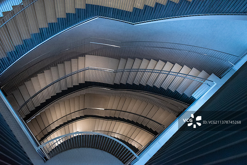 震旦博物馆里的旋转楼梯在灯光的照射下发出神秘的光芒图片素材