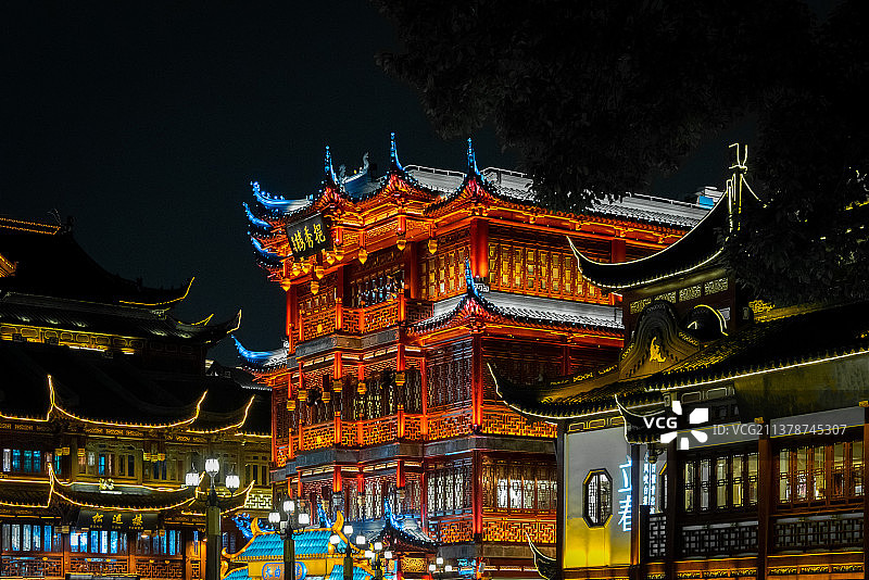 中国传统节日春节期间的上海老市区城隍庙，古色古香的挹秀楼轮廓被灯光照亮，显得十分雄伟图片素材