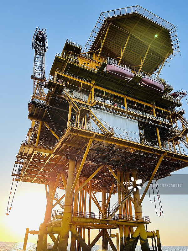 海上钻井平台的早晨图片素材