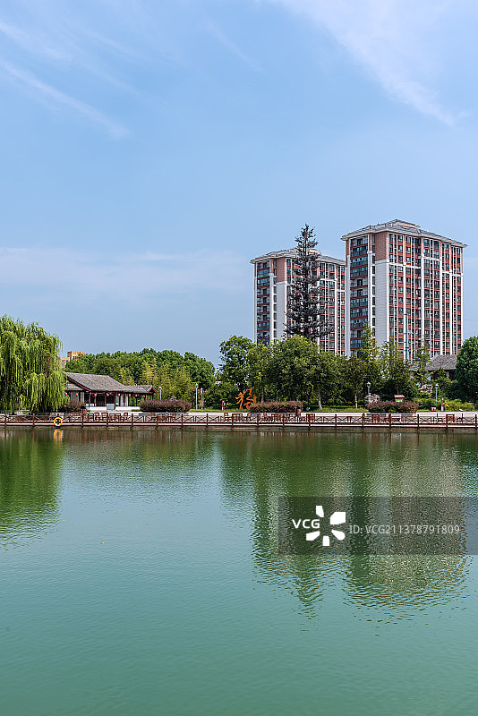 中国安徽宿州灵璧奇石文化园池塘建筑图片素材