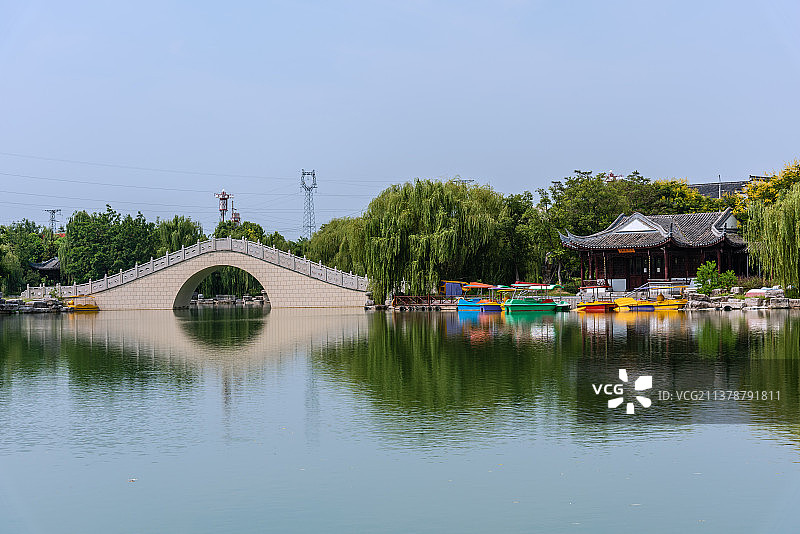 中国安徽宿州灵璧奇石文化园池塘建筑图片素材