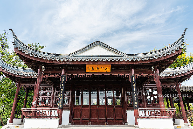 中国安徽宿州灵璧奇石文化园池塘建筑图片素材