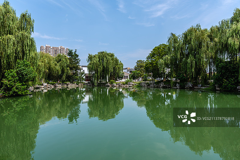 中国安徽宿州灵璧奇石文化园池塘建筑图片素材