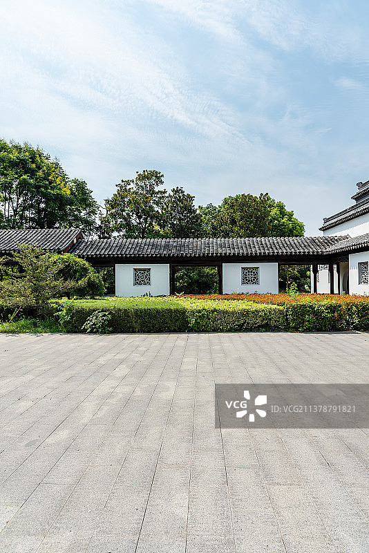 中国安徽宿州灵璧奇石文化园池塘建筑图片素材