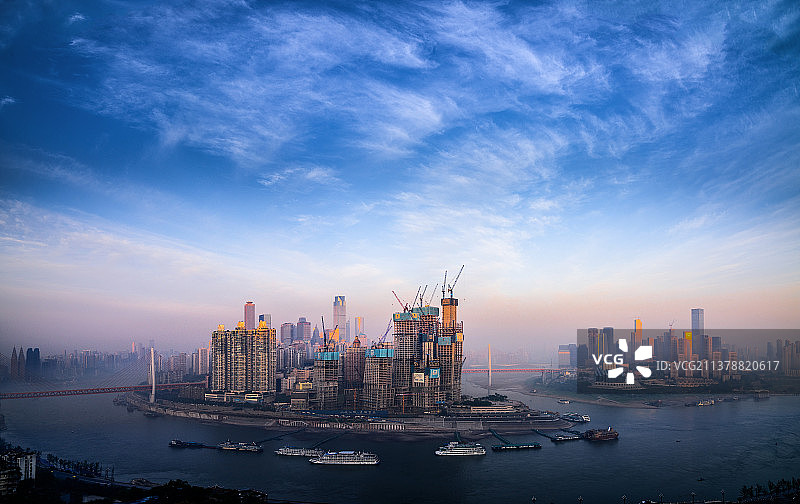 清晨曙光中的重庆渝中半岛朝天门城市风光图片素材