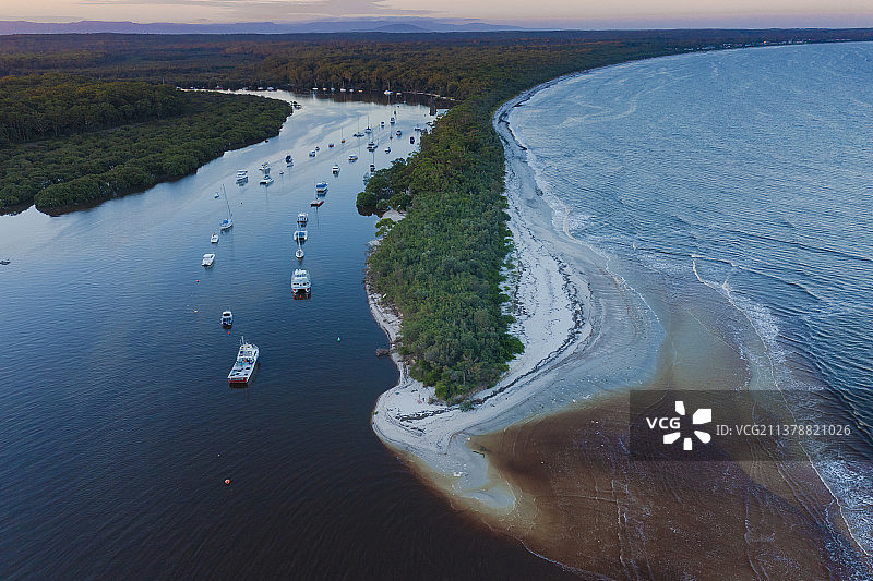 澳洲悉尼杰维斯湾卡拉拉海滩晨景无人机航拍图片素材