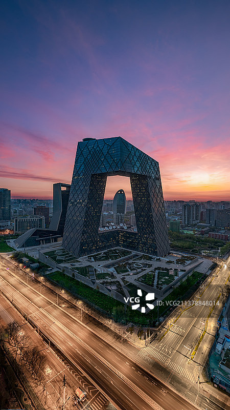 北京市东三环中央电视台媒体大楼日出朝霞城市风光图片素材