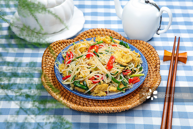 清淡可口鸡蛋炒粉条图片素材