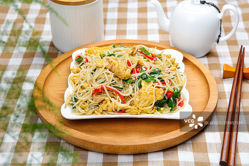 清淡可口鸡蛋炒粉条图片素材