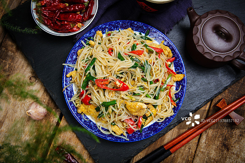 清淡可口鸡蛋炒粉条图片素材