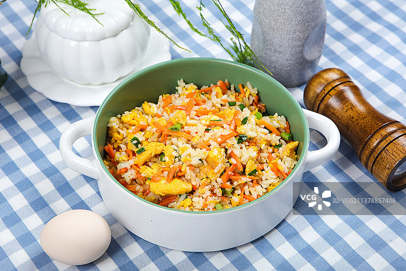 清淡美味鸡蛋胡萝卜丝炒饭图片素材