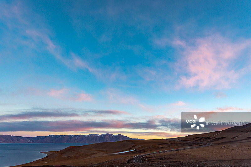 西藏那曲尼玛县当惹雍措公路汽车广告背景图图片素材