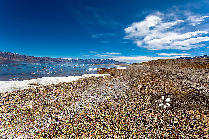 西藏那曲尼玛县当惹雍措公路汽车广告背景图图片素材