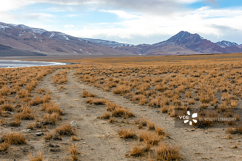 西藏那曲尼玛县当惹雍措公路汽车广告背景图图片素材