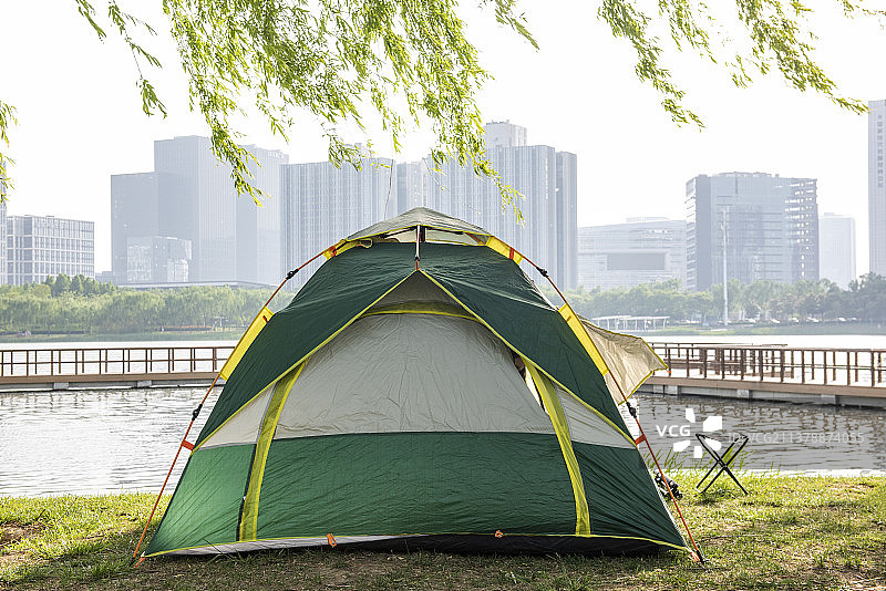夏日公园湖边的帐篷图片素材