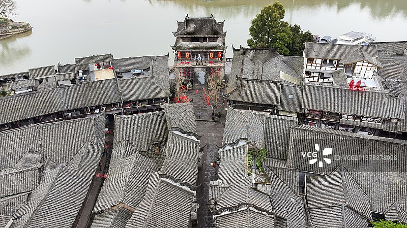 俯瞰成都黄龙溪河流码头和街市古建筑图片素材