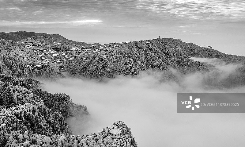 黑白色的雪山图片素材