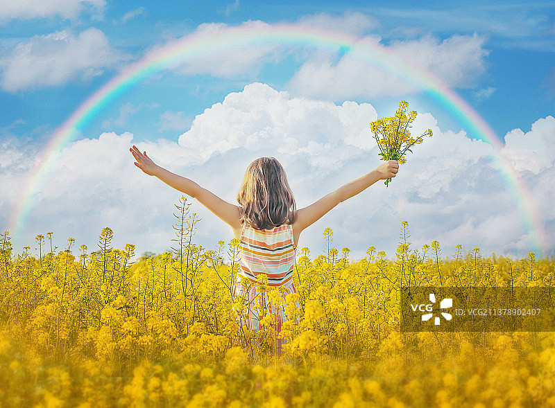 彩虹色田野中的儿童图片素材