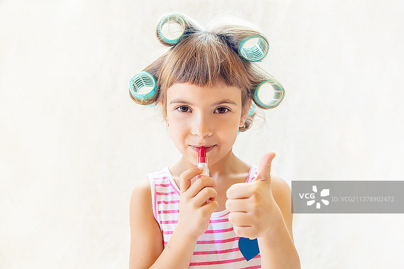 时髦小女孩化妆和修指甲图片素材