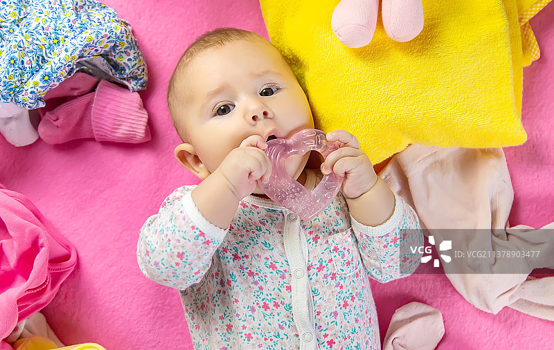 婴儿啃咬磨牙器（选择性聚焦）图片素材