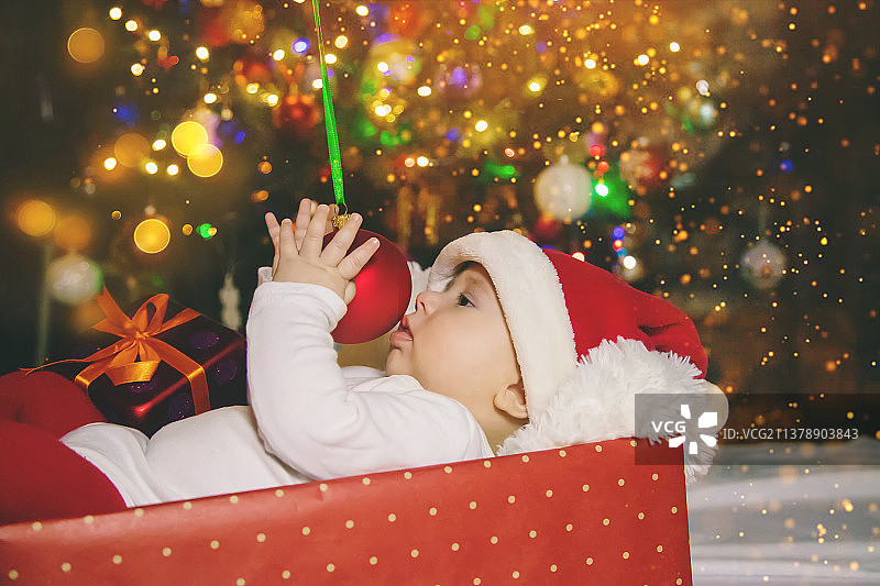 树下的圣诞宝宝（选择性聚焦）图片素材