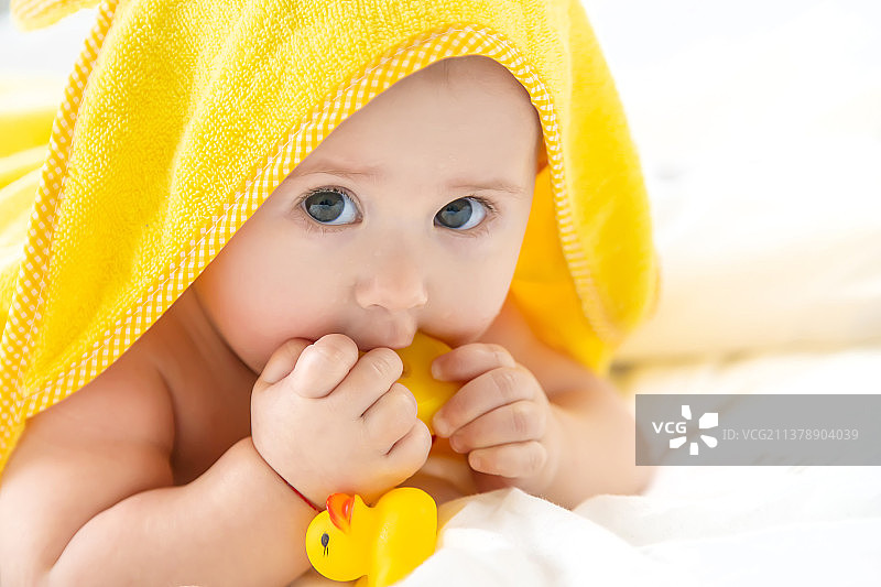 浴后裹着毛巾的宝宝特写图片素材