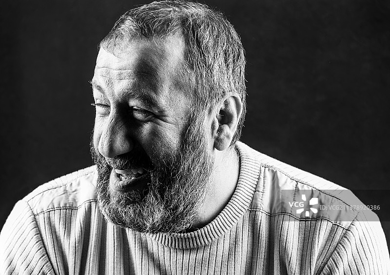 微笑的灰胡子亚美尼亚男子肖像图片素材