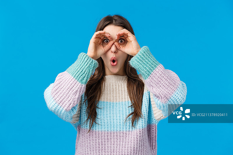 女孩发现惊人优惠，惊呆了说不出话图片素材