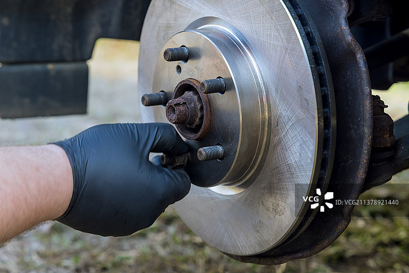 汽车维修服务：更换汽车盘式制动器刹车片图片素材