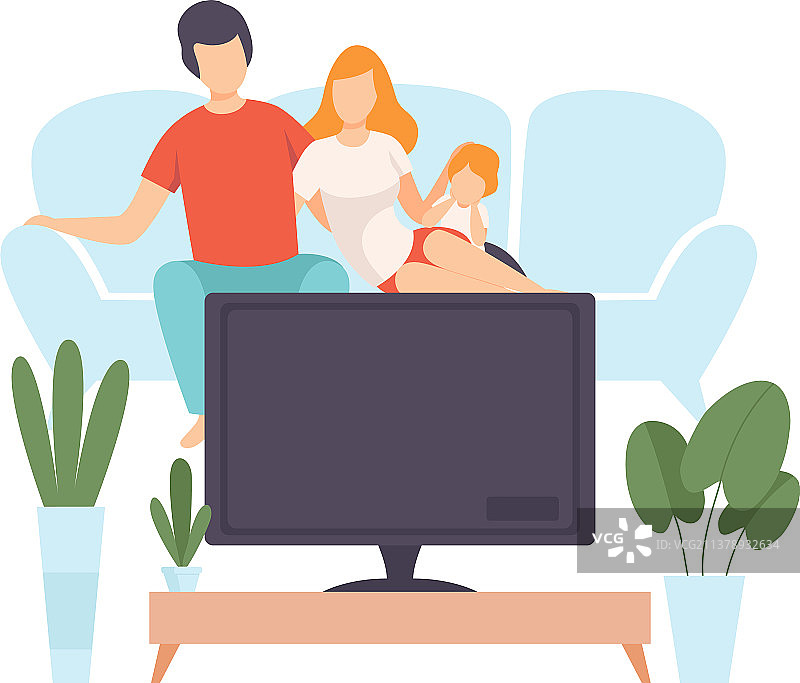 母亲、父亲和儿子坐在沙发上看电视图片素材
