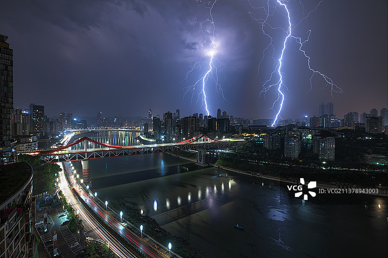 山城雷雨夜图片素材