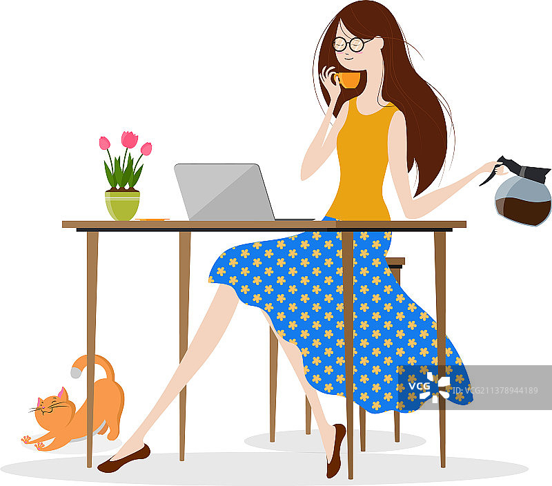 年轻女人喝咖啡，用笔记本电脑工作图片素材