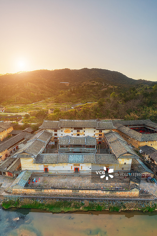 福建省龙岩市永定区客家土楼民俗文化村与府第式土楼代表“国宝土楼”——福裕楼（福建土楼永定景区）航拍图片素材