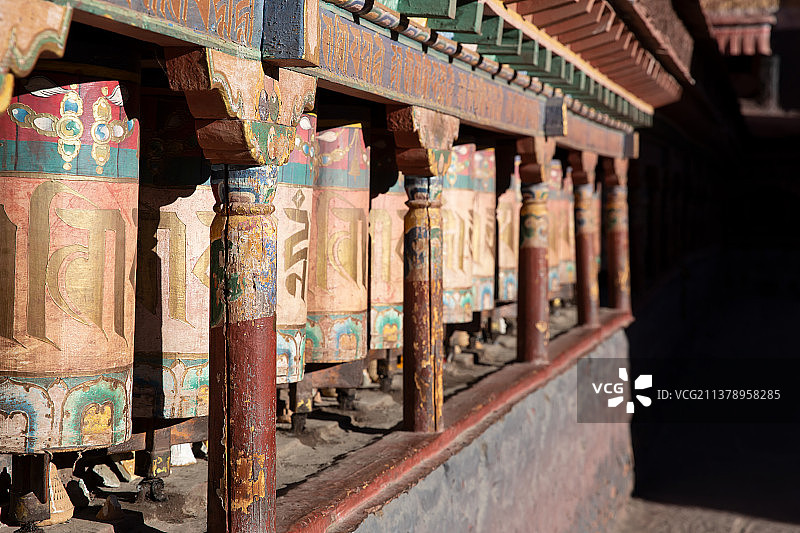 西藏日喀则萨迦寺的转经桶图片素材