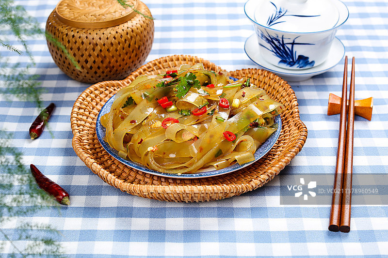 鲜香好吃的凉拌粉条图片素材