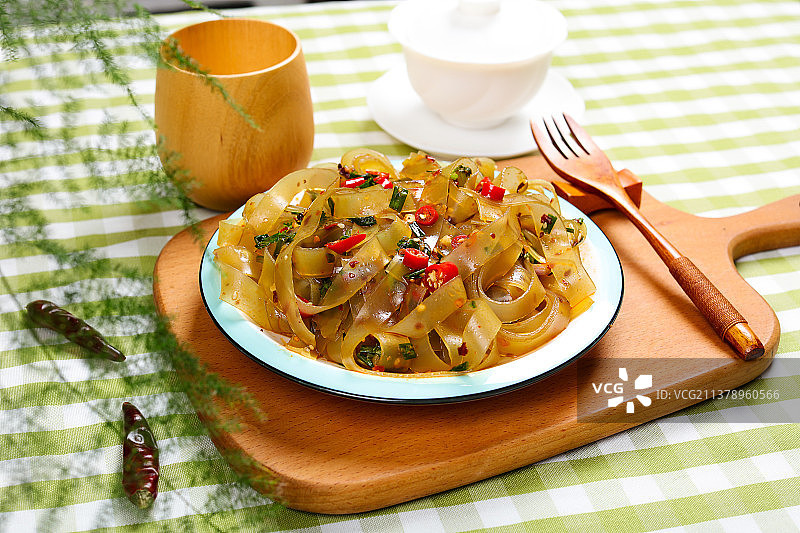 鲜香好吃的凉拌粉条图片素材