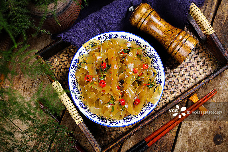 鲜香好吃的凉拌粉条图片素材