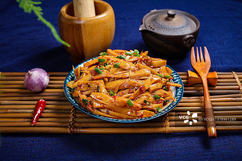 凉拌手撕红油杏鲍菇图片素材