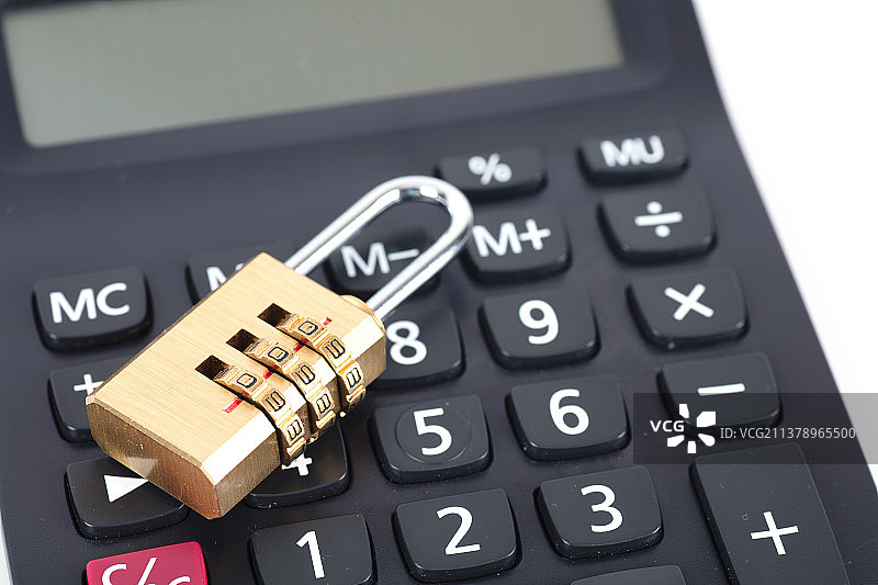计算器上的金锁图片素材