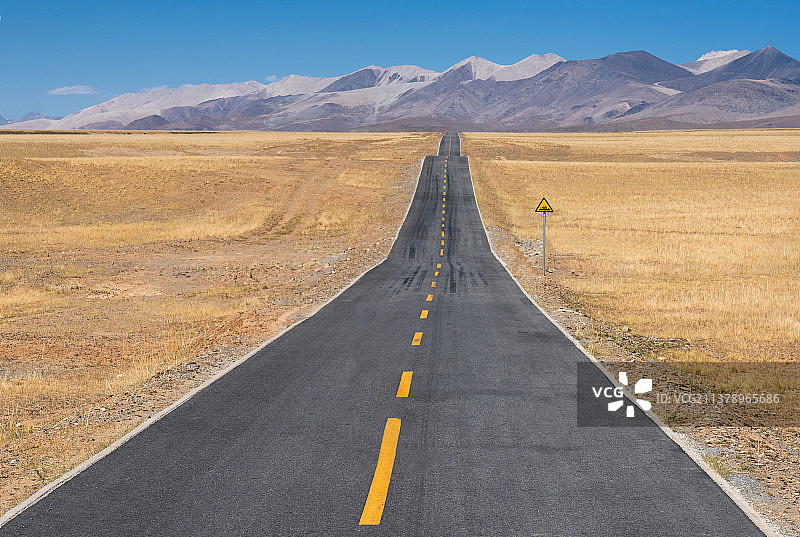 草原上的波浪公路图片素材