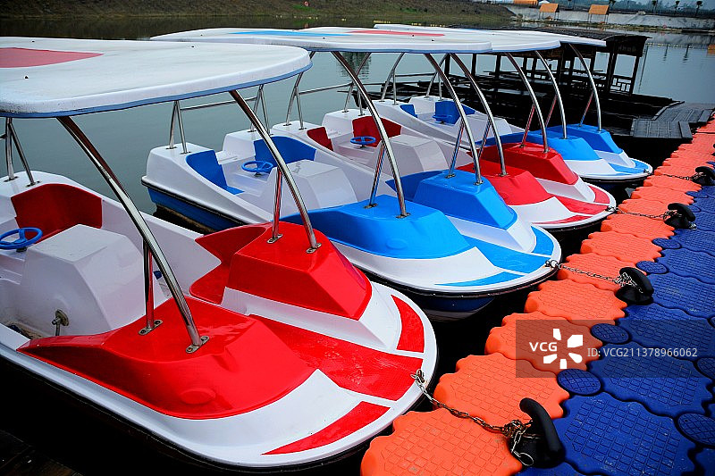 色彩鲜艳的游船图片素材