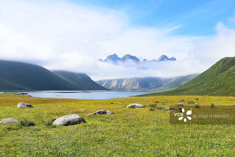 年宝玉则草原湖泊图片素材