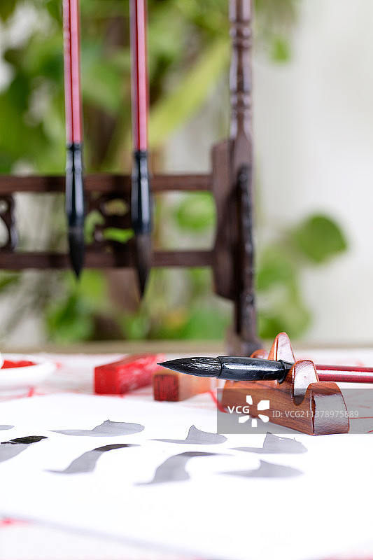 书桌上的文房四宝图片素材