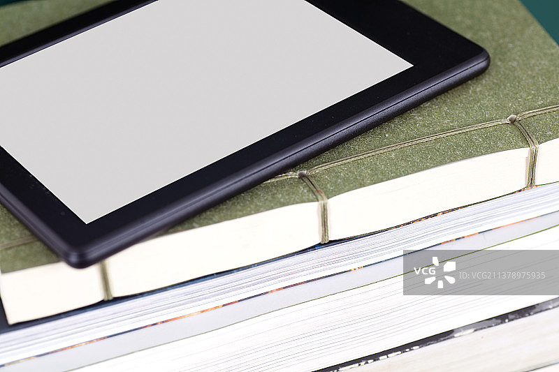 电子阅读器和书籍图片素材